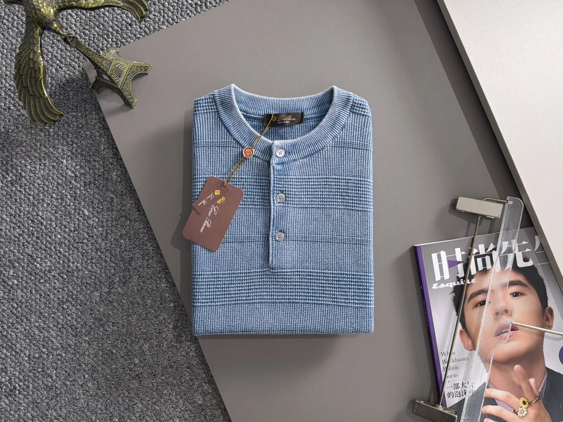 LP high quality Loro Piana 26ss New Arrival men's short-sleeved knitted T-shirt. Made of combed cotton yarn knitted cotton fabric, no pressure when entering and exiting the counter. Exclusive control of raw materials. It feels substantial when weighed, and the upper body is more textured than ordinary T-shirts. This texture can handle the weather easily and is suitable for both hot and cold! Loose fit design, looks noble. The only correct version is available Size: M to 4XL